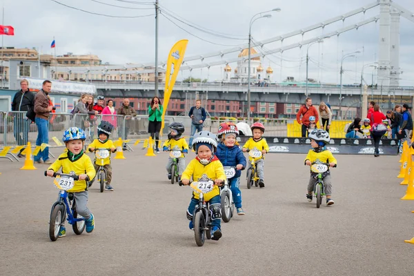 Rússia, Moscou, Gorky Park, 09 de setembro de 2017. Passeio de bicicleta infantil. Crianças de 2 anos a 7 em capacetes competem em corridas de bicicleta — Fotografia de Stock