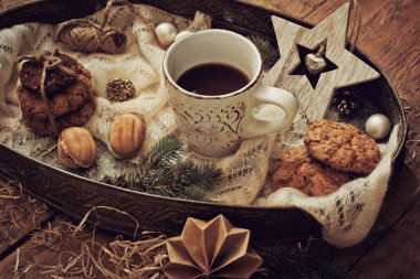 Kupa içki ve Noel dekorasyonu ile tanımlama