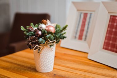 Ahşap masa arka planda koni oyuncak bardak köknar dalları Hediye mini buketleri.