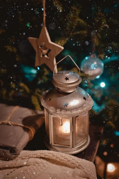 Nowy Rok dekoracji noc z prezentów świece i antyczne dekoracje — Zdjęcie stockowe