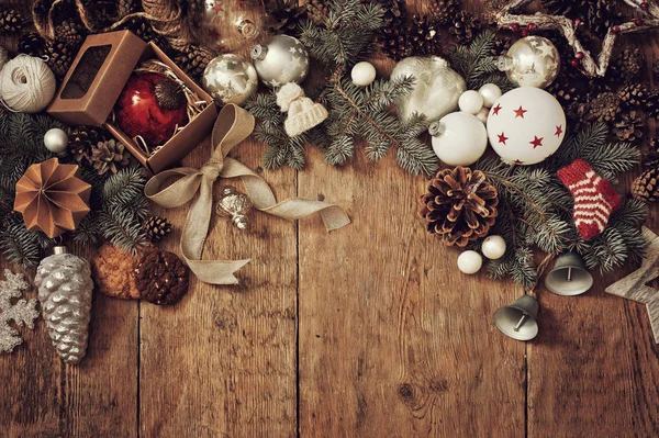 Χριστουγεννιάτικες διακοσμήσεις σε ξύλινο φόντο — Φωτογραφία Αρχείου