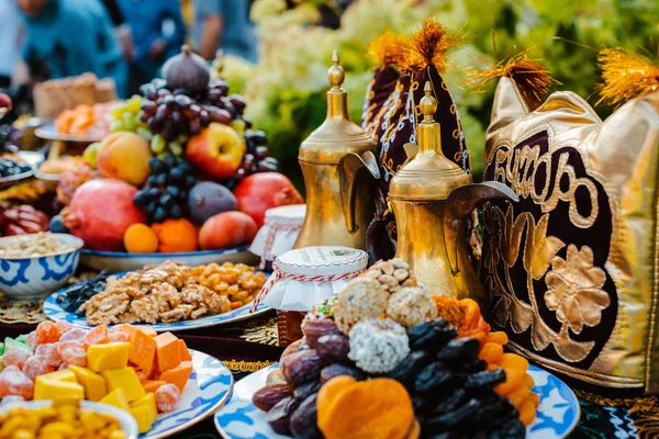 Oriental sweets on the holiday table. — Stock Photo, Image