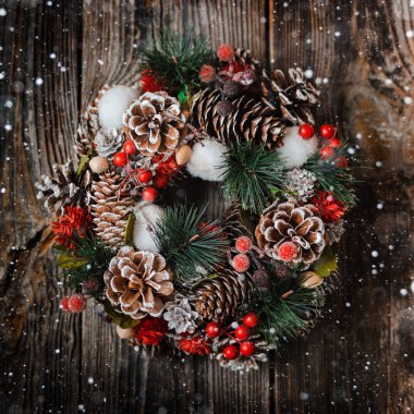 Yeni yıl çelengi ve Noel süslemeleri.