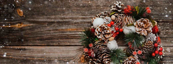 スプルースとクリスマスの装飾の新年の花輪 — ストック写真