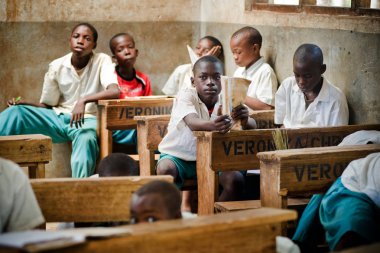 Kenya. Mombasa. 25 Ocak 2012 Afrikalı öğrenciler. Okul.