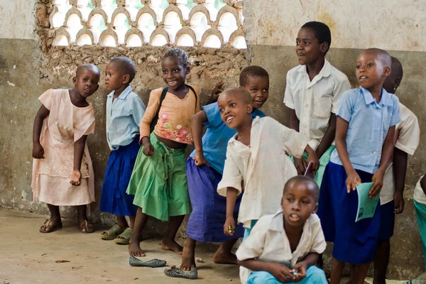 Okuldaki Afrikalı çocuklar. Kenya Mombasa. 25 Ocak 2012