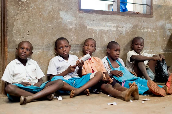 Кения. Момбаса. 25 января 2012 года африканские студенты. Школа . — стоковое фото