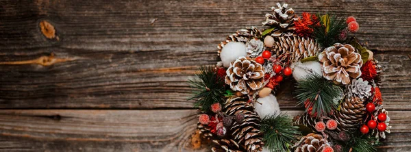 Yeni yıl çelengi ve Noel süslemeleri.