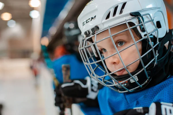 Zes jaar oud kind hockey speler in een helm — Stockfoto