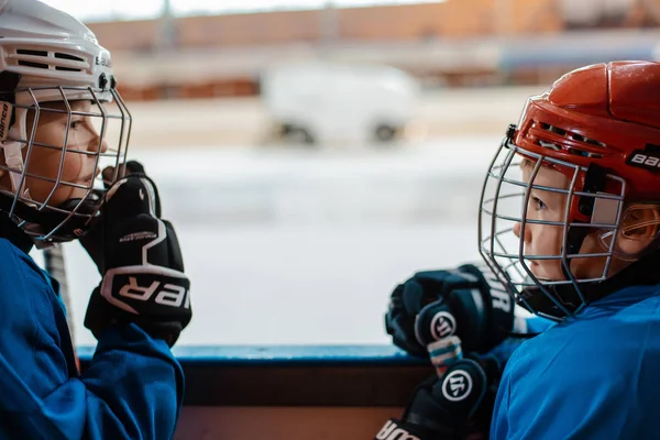 Zes jaar oud kind hockey speler in een helm — Stockfoto