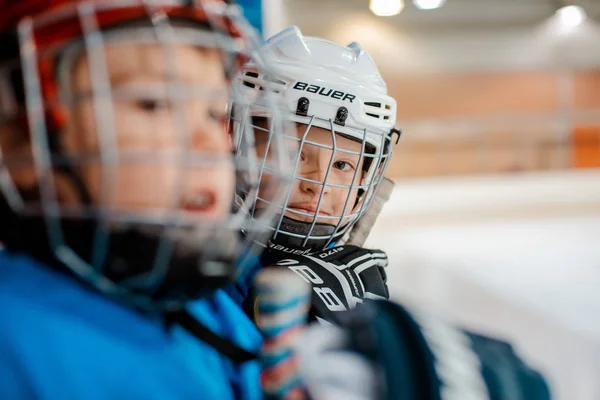 Zes jaar oud kind hockey speler in een helm — Stockfoto