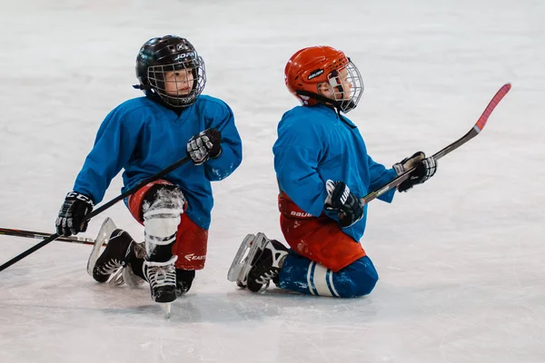 Zes jaar oud kind hockey speler in een helm — Stockfoto