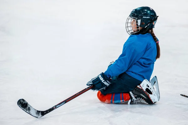 Zes jaar oud kind hockey speler in een helm — Stockfoto