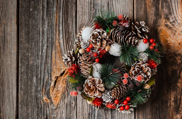 La corona de Año Nuevo de abeto y adornos navideños — Foto de Stock