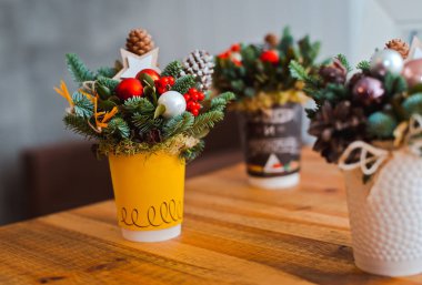 Ahşap masa arka planda koni oyuncak bardak köknar dalları Hediye mini buketleri.