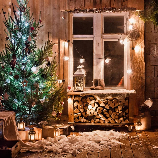 Año nuevo decoración de la mesa de noche con velas y decoraciones antiguas en el fondo de las luces y el árbol de Navidad —  Fotos de Stock