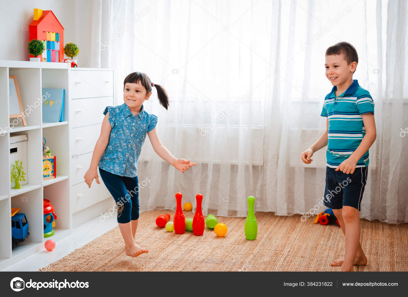 Crianças Nativas Menino Uma Menina Brincam Uma Sala Jogos Infantil fotos,  imagens de © Shangarey #384231822