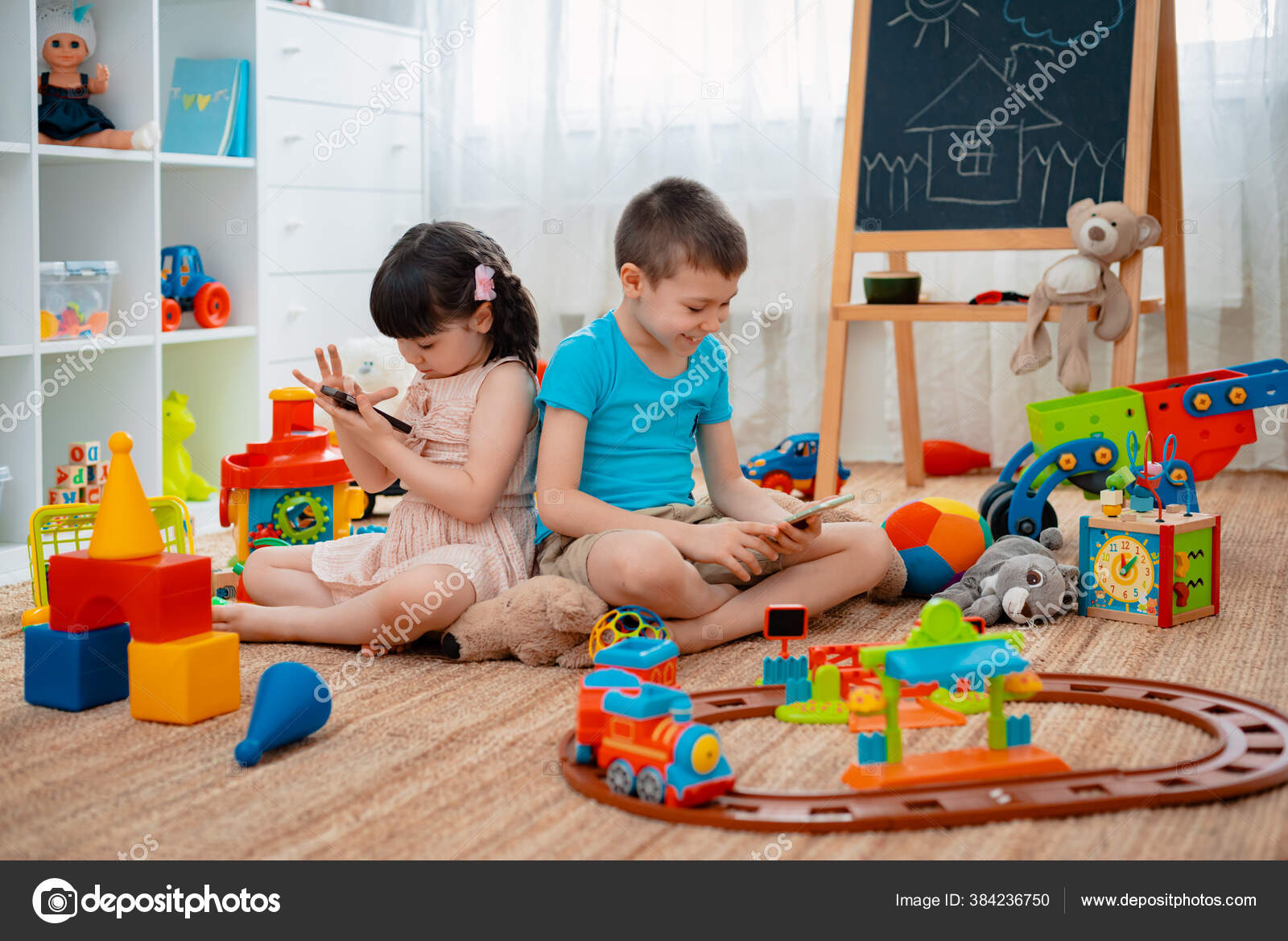 Sala de jogos infantis. crianças com gadgets no interior dos