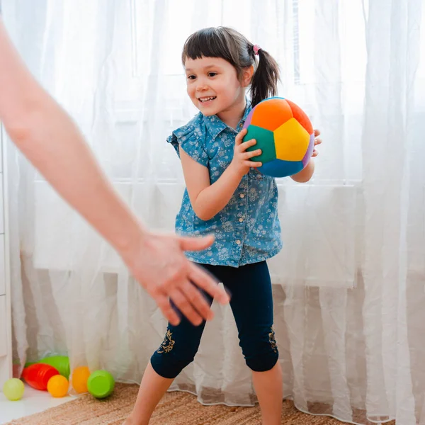 Crianças menina jogar em uma sala de jogos das crianças, jogando bola. conceito de interação pai e filho — Fotografia de Stock