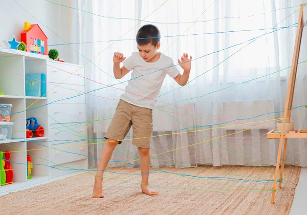 Chłopiec brat, rodzeństwo, przyjaciele dziecko wspina się przez sieć linową, gra przeszkoda quest wewnątrz. — Zdjęcie stockowe