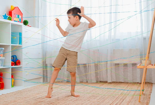 Chłopiec brat, rodzeństwo, przyjaciele dziecko wspina się przez sieć linową, gra przeszkoda quest wewnątrz. — Zdjęcie stockowe