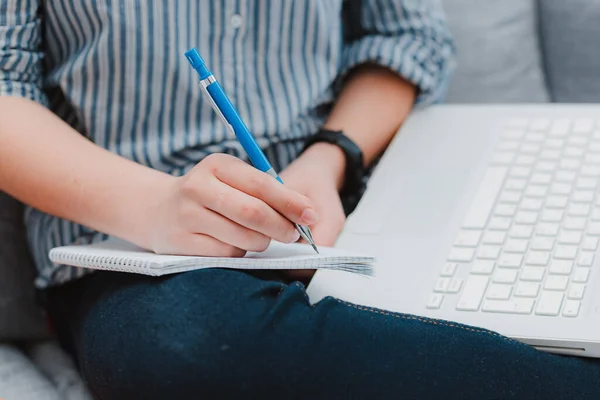 Étudiante étudiant à la maison travaillant avec son ordinateur portable faire ses devoirs de près. Concept enseignement à distance pendant la quarantaine — Photo