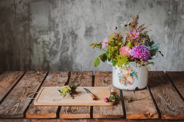 Una Antigua Maceta Con Una Composición Flores Sobre Una Mesa — Foto de Stock