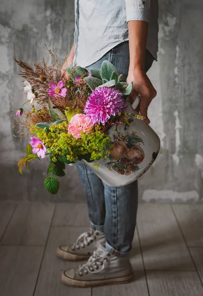 Elegante Mujer Jeans Camisa Floristería Profesional Tiene Composición Flores Silvestres — Foto de Stock