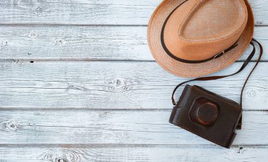 Düz beyaz ahşap arka plan, klasik yaz aksesuarları, klasik film kamerası, yaz anılarını kaydet. Yatay boş alan