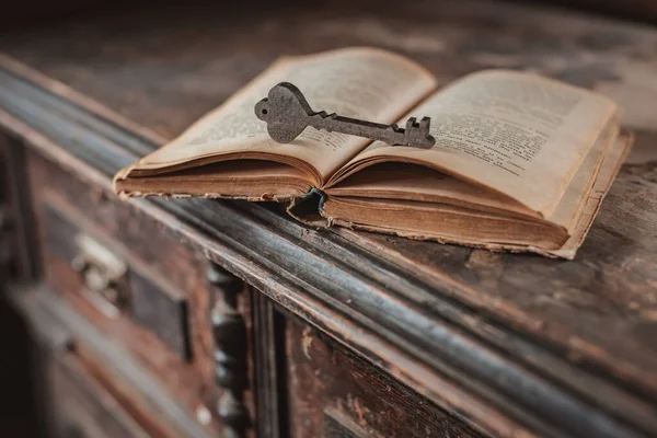 Oude Vintage Sleutels Een Oud Gehavend Boek Antieke Houten Ondergrond — Stockfoto