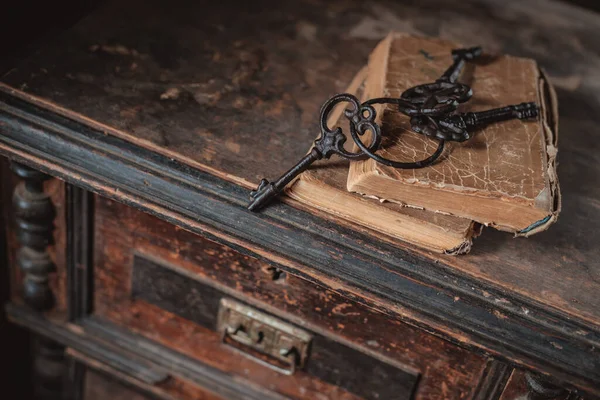 Oude Vintage Sleutels Een Oud Gehavend Boek Antieke Houten Ondergrond — Stockfoto