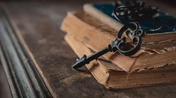 Old Vintage Keys Old Battered Book Antique Wooden Background Concept — Stock Photo, Image