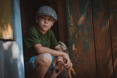 Sapan atan genç bir çocuk.