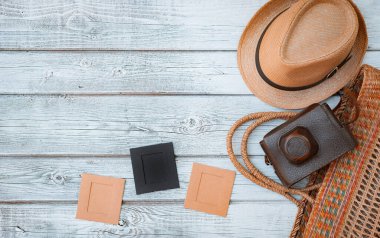 Düz beyaz ahşap arka plan, klasik yaz aksesuarları, klasik film kamerası, yaz anılarını kaydet. çerçeve içindeki resimler