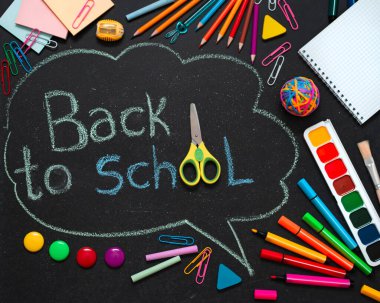 Okul çok renkli malzemeler, kalemler ve metin için kopya alanı olan çizilmiş bir bulut..