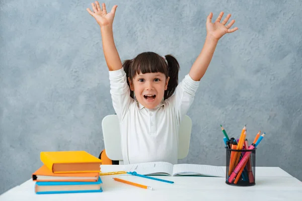 Vuelta Escuela Niña Linda Colegiala Sentada Escritorio Habitación Chico Está — Foto de Stock