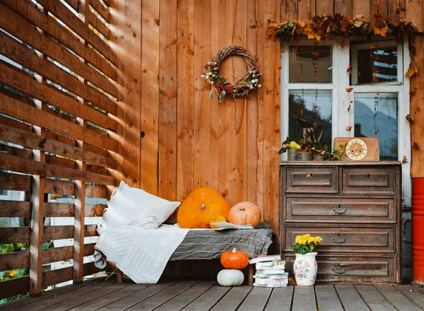 Ventana de diseño decorativo en la terraza. guirnalda de otoño y calabazas vintage cajones antiguos fondo rústico de madera — Foto de Stock