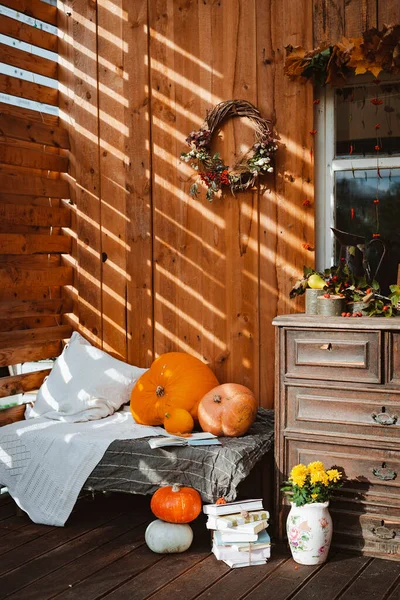 Dekorativa designfönster på terrassen. höst krans och pumpor vintage gamla bröst lådor trä rustik bakgrund — Stockfoto