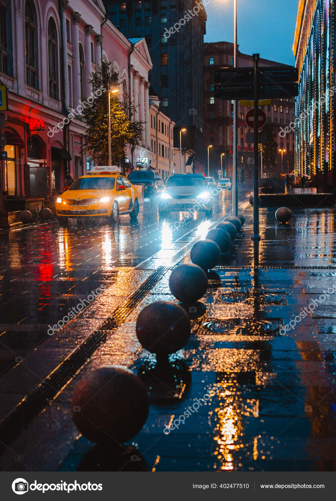 Влажная Ночная Улица Города Дождь Bokeh Отражение Яркие Красочные.
