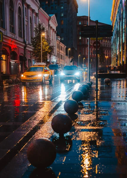 湿夜城市街道雨水反射明亮的彩灯水坑人行道汽车前灯照明反射湿路沥青路面变焦选择性聚焦模糊 2019年11月5日 图库图片