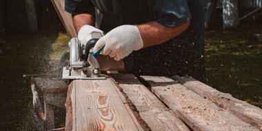 Ahşap işleme makinesinde, tanınmayan marangoz el işleme tahtasının yakın çekim görüntüsü