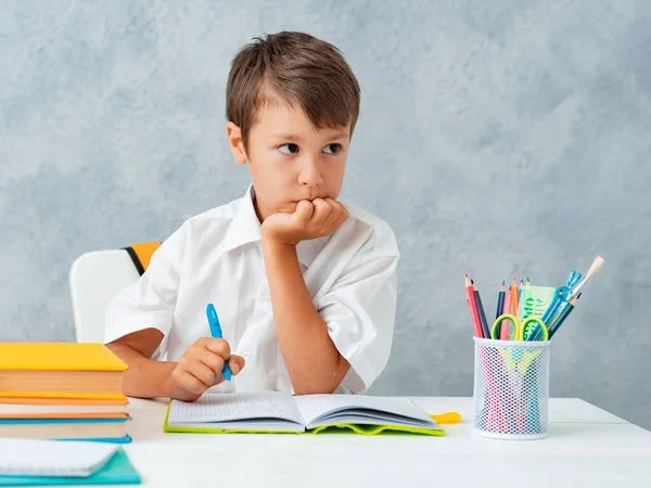 Vuelta Escuela Feliz Estudiante Sonriente Dibuja Escritorio Escolar Resuelve Tarea — Foto de Stock