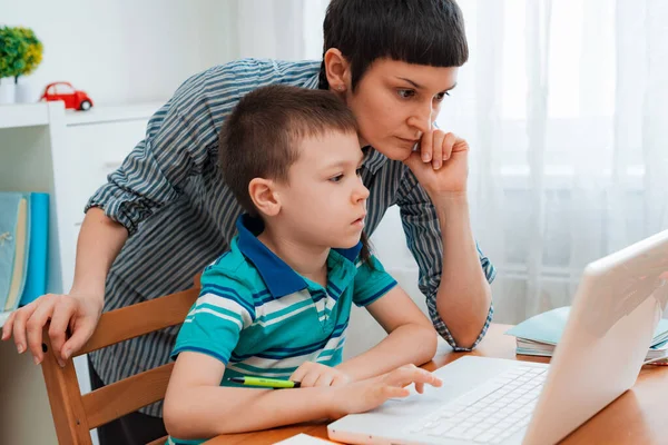 Estudiante Escuela Madre Del Niño Hogar Una Computadora Portátil Que — Foto de Stock