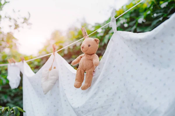 Kinderkleding Speelgoed Teddybeer Een Waslijn Wordt Gedroogd Nadat Hij Buiten — Stockfoto