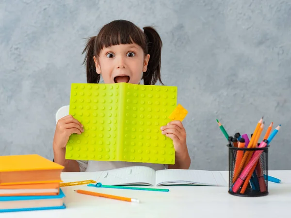 Vuelta Escuela Niña Linda Colegiala Sentada Escritorio Habitación Chico Está — Foto de Stock