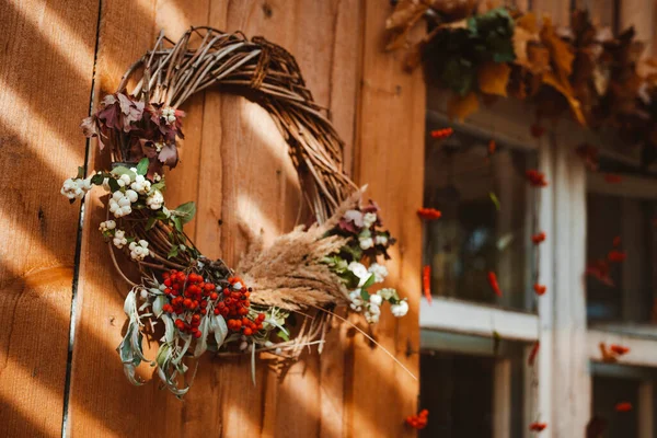 テラスの装飾的なデザインウィンドウ。秋の花輪とカボチャのヴィンテージの古い胸の引き出し木製の素朴な背景. — ストック写真