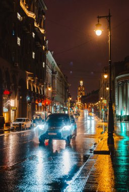 Islak şehir sokağı yağmuru Bokeh yansıması parlak ışıklar kaldırımdaki su birikintileri