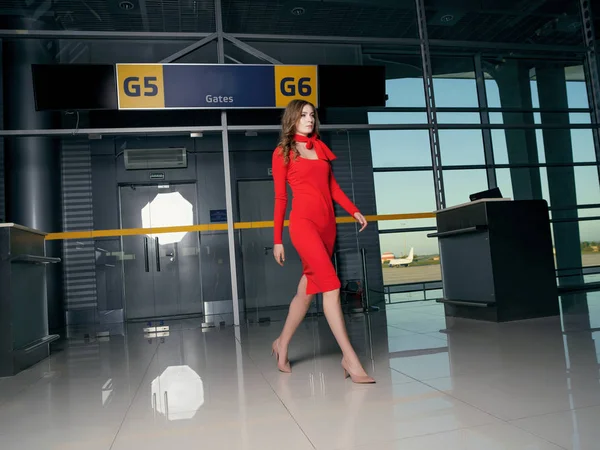 Joven Hermosa Mujer Usando Vestido Rojo Posando Escena Del Aeropuerto — Foto de Stock