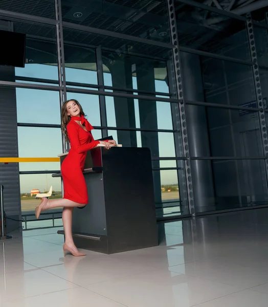 Joven Hermosa Mujer Usando Vestido Rojo Posando Escena Del Aeropuerto — Foto de Stock