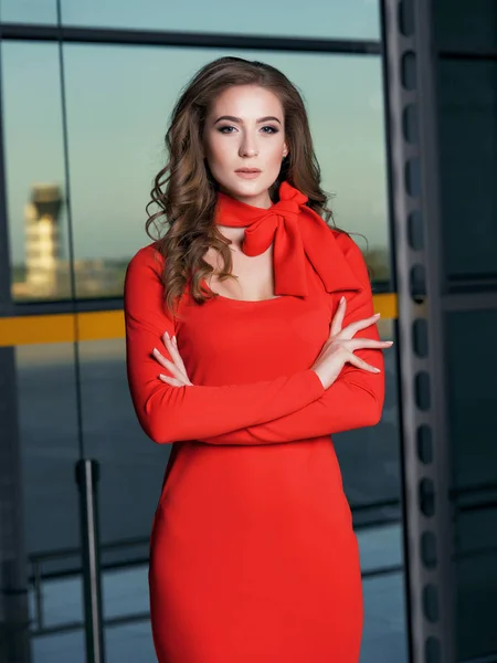 Wanita Muda Cantik Mengenakan Gaun Merah Berpose Adegan Bandara — Stok Foto